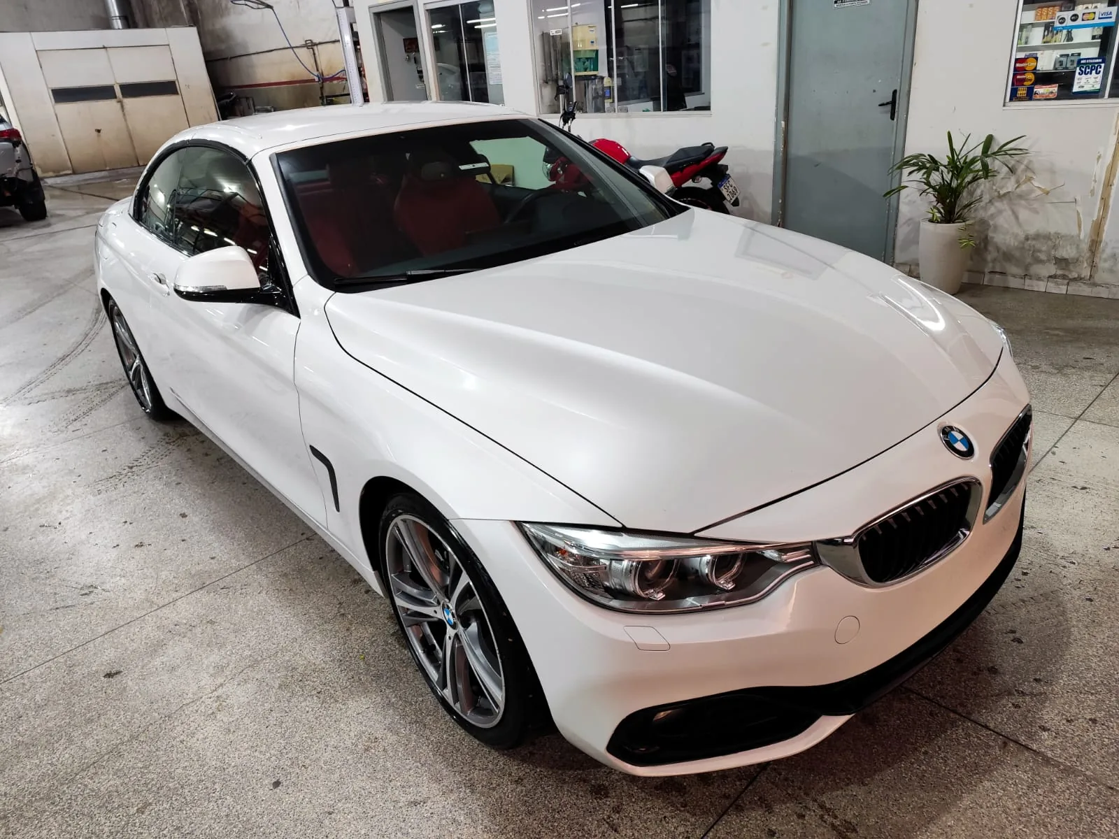 Faróis dianteiros de uma BMW após o polimento
