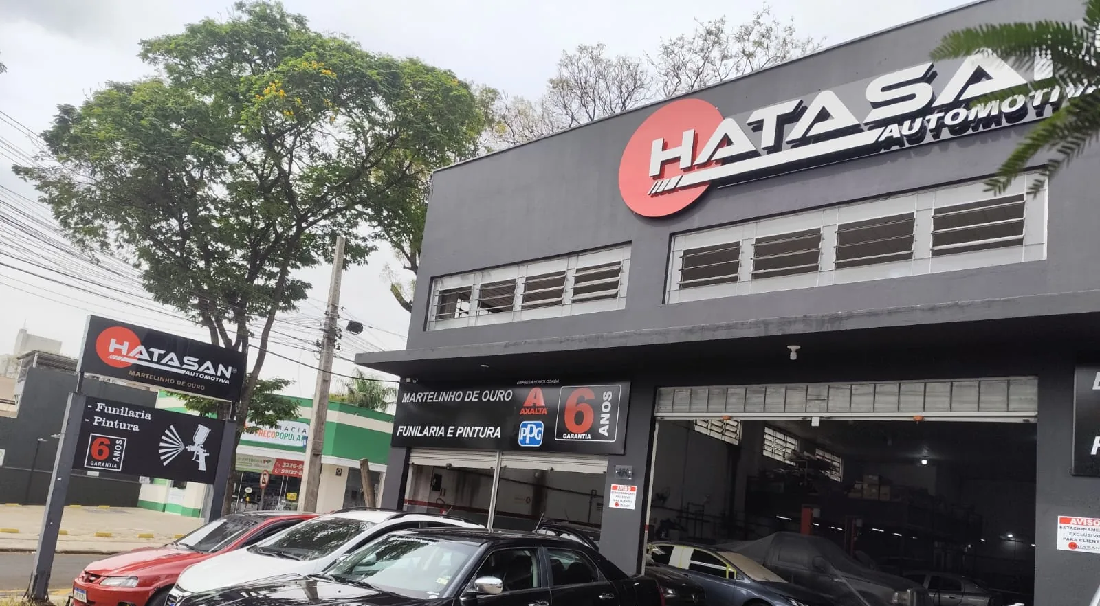 Chrysler em frente à Hatasan Automotiva