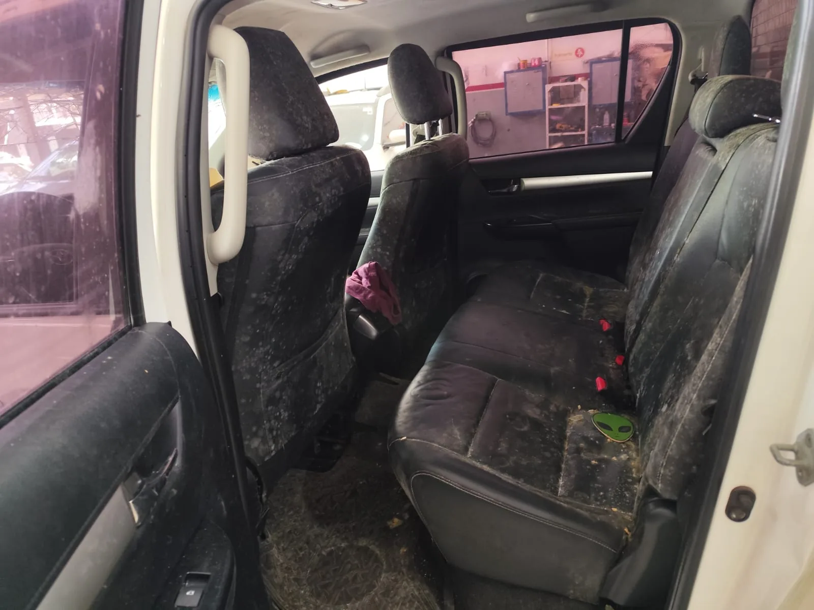 Interior de veículo antes da higienização profunda