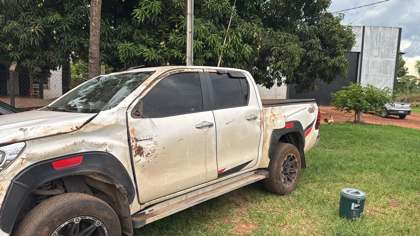 Hilux danificada antes do reparo