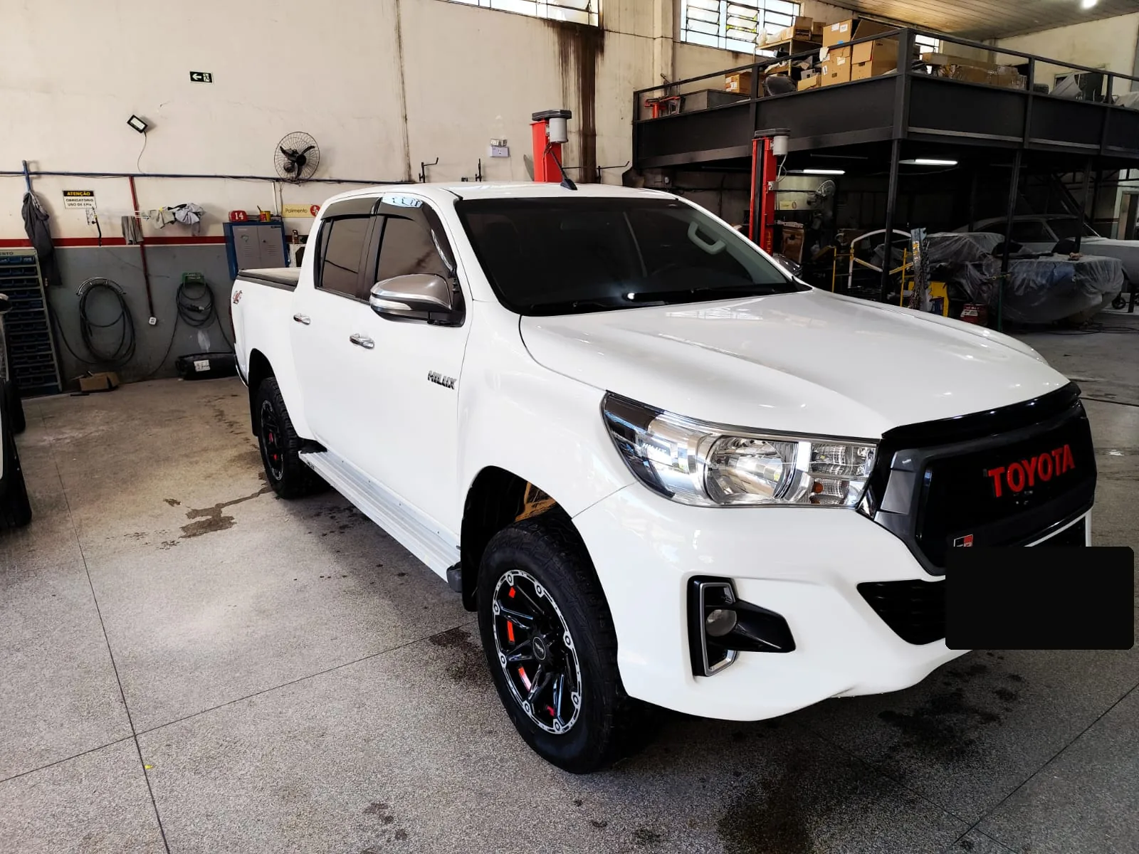 Toyota Hilux branca pronta após o reparo na Hatasan