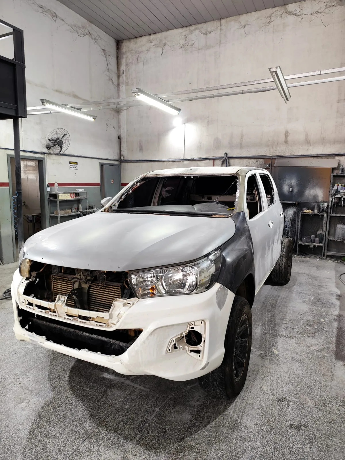Hilux parcialmente montada durante a preparação