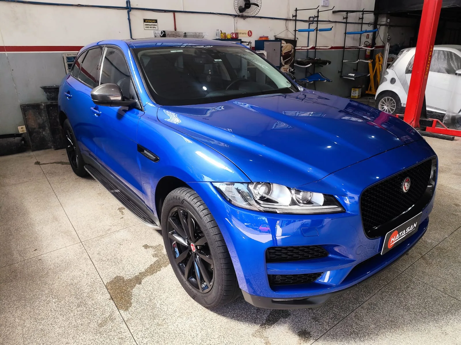Jaguar azul atendido recentemente pela Hatasan Automotiva