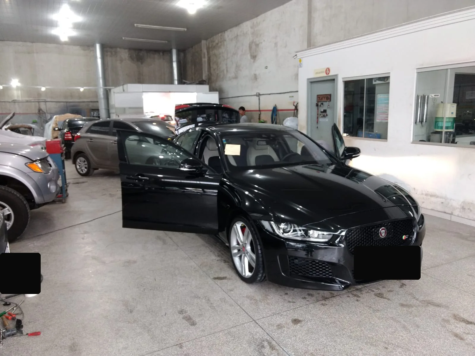 Jaguar preto em atendimento na oficina Hatasan