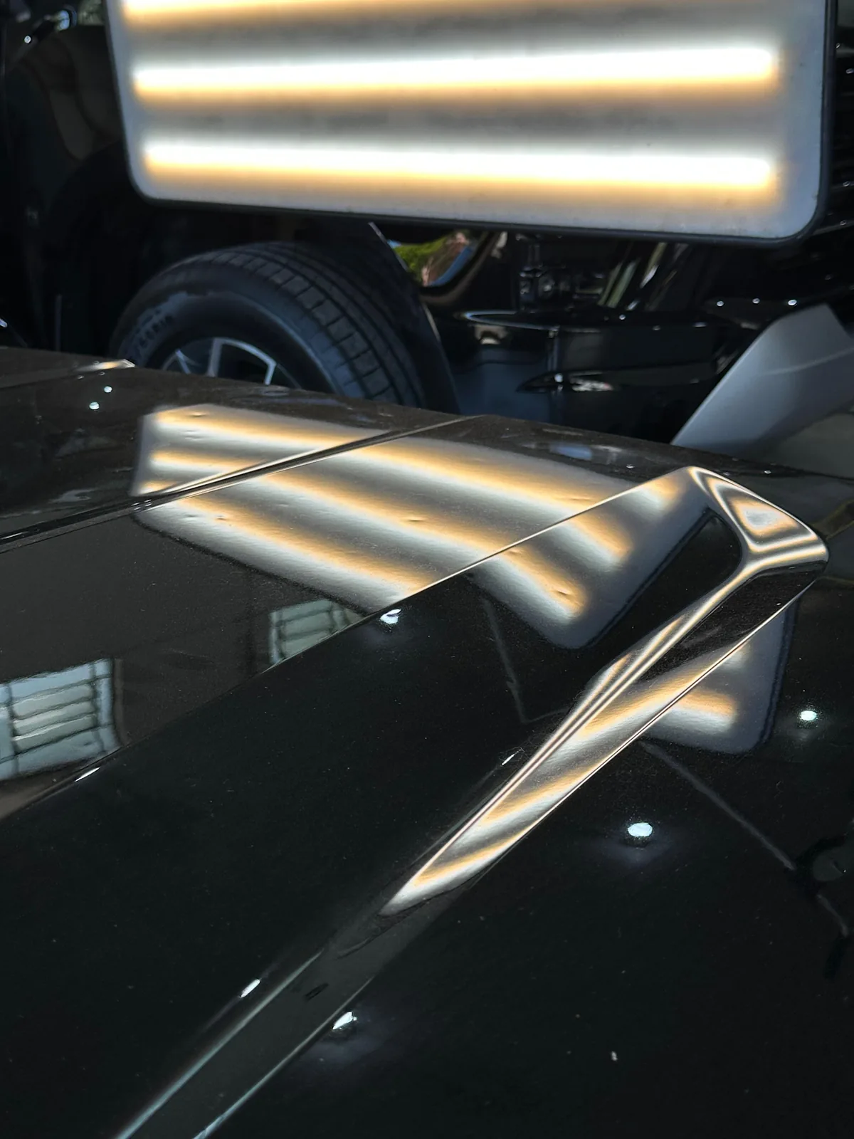 Reflexo da luz de inspeção em painel durante o martelinho de ouro