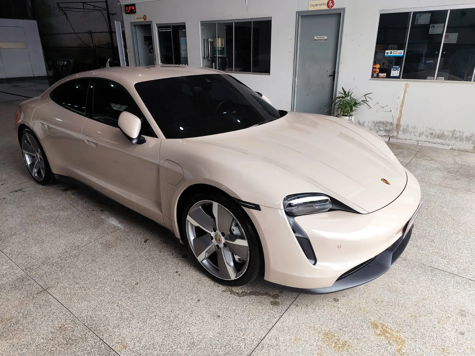 Porsche Taycan após atendimento de pintura automotiva na Hatasan